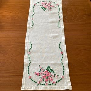VTG Hand Embroidered Floral Table Runner
